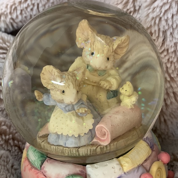 Tiny Talk musical snow globe - Picture 2 of 8